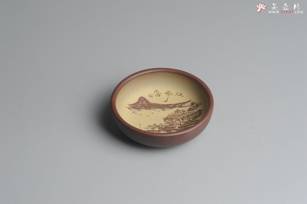 紫砂壶图片：美杯特惠 精品山水杯 醉江南 紫泥粉段泥 各不同^_^好玩 直径8.7cm - 宜兴紫砂壶网