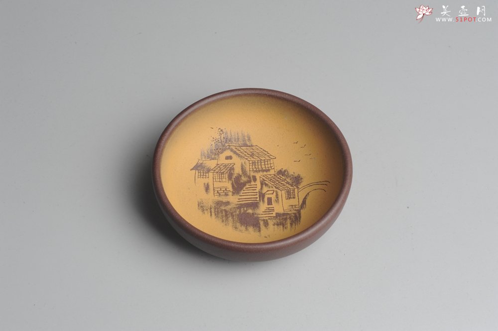 紫砂壶图片：美杯特惠 精品山水杯款式二 紫泥粉段泥 各不同^_^好玩 直径8.7cm - 宜兴紫砂壶网