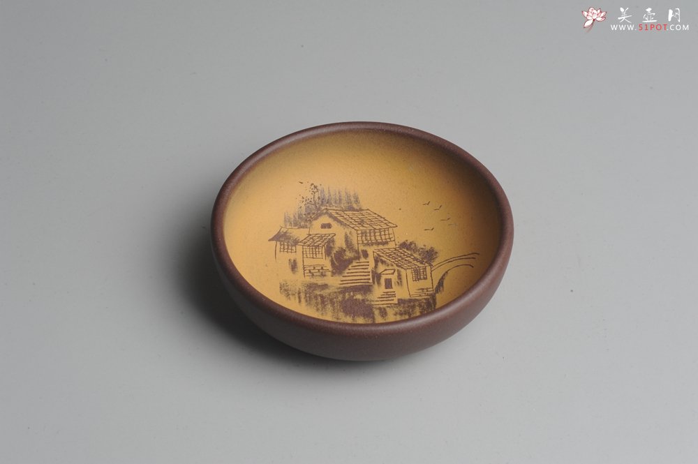 紫砂壶图片：美杯特惠 精品山水杯款式二 紫泥粉段泥 各不同^_^好玩 直径8.7cm - 宜兴紫砂壶网