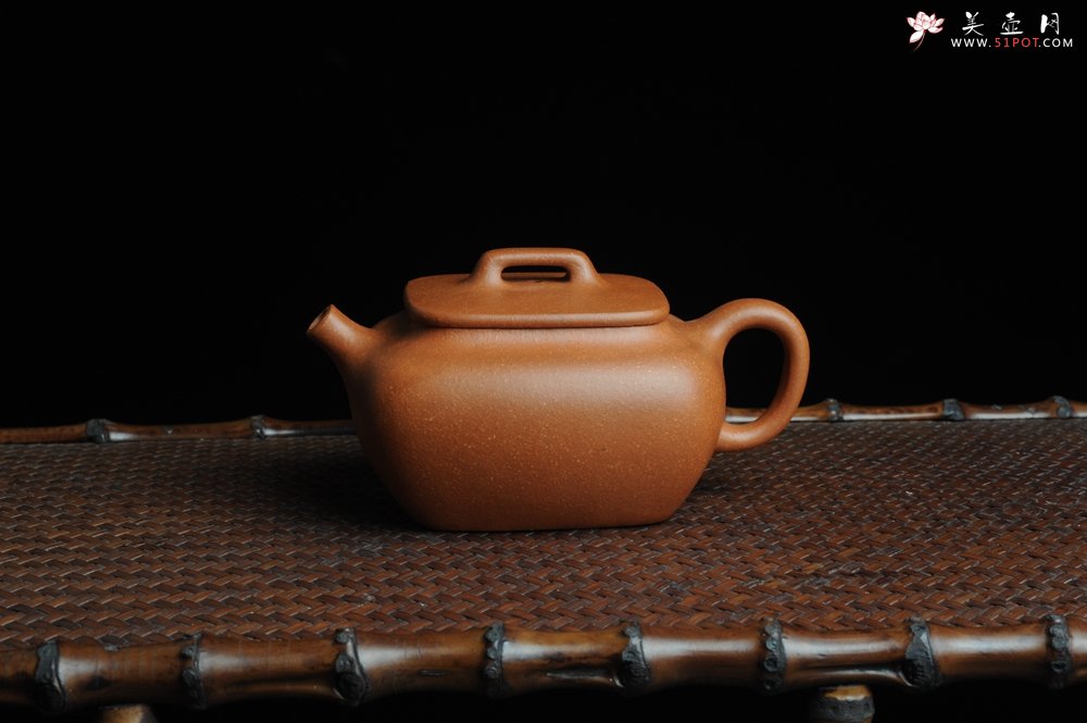 紫砂壶图片：美壶回馈 特惠小四方 一捺底 非常油润的降坡泥 - 宜兴紫砂壶网