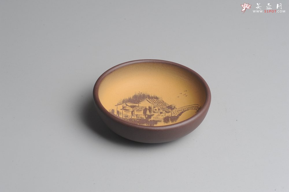 紫砂壶图片：美杯特惠 精品山水杯款式二 紫泥粉段泥 各不同^_^好玩 直径8.7cm - 宜兴紫砂壶网