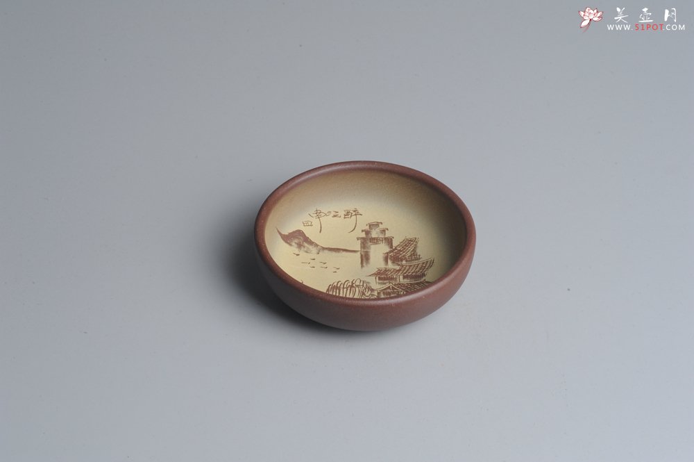 紫砂壶图片：美杯特惠 精品山水杯 醉江南 紫泥粉段泥 各不同^_^好玩 直径8.7cm - 宜兴紫砂壶网