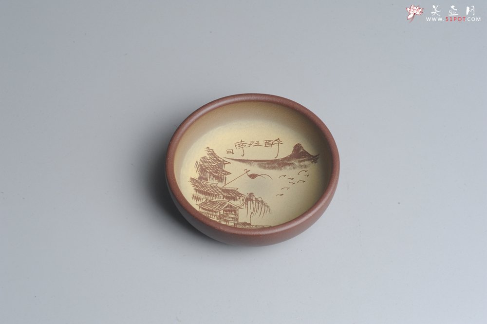 紫砂壶图片：美杯特惠 精品山水杯 醉江南 紫泥粉段泥 各不同^_^好玩 直径8.7cm - 宜兴紫砂壶网