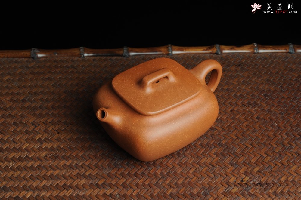 紫砂壶图片：美壶回馈 特惠小四方 一捺底 非常油润的降坡泥 - 宜兴紫砂壶网