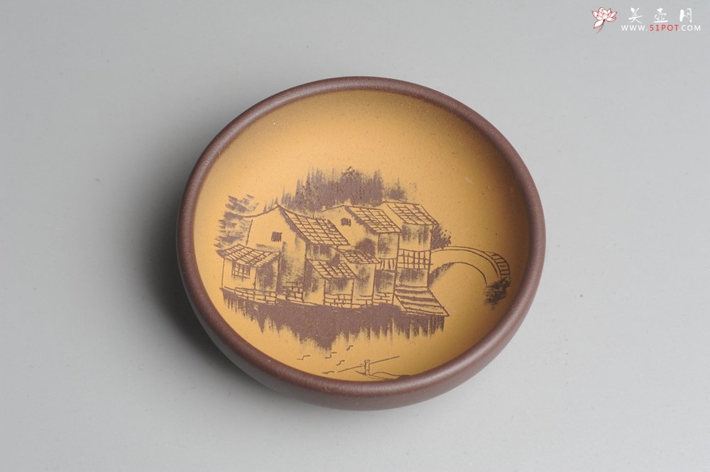 紫砂壶图片：美杯特惠 精品山水杯款式二 紫泥粉段泥 各不同^_^好玩 直径8.7cm - 宜兴紫砂壶网