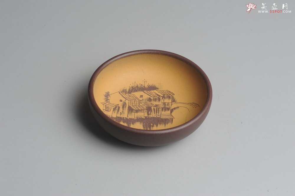 紫砂壶图片：美杯特惠 精品山水杯款式二 紫泥粉段泥 各不同^_^好玩 直径8.7cm - 宜兴紫砂壶网