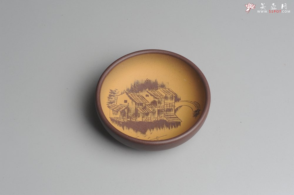 紫砂壶图片：美杯特惠 精品山水杯款式二 紫泥粉段泥 各不同^_^好玩 直径8.7cm - 宜兴紫砂壶网