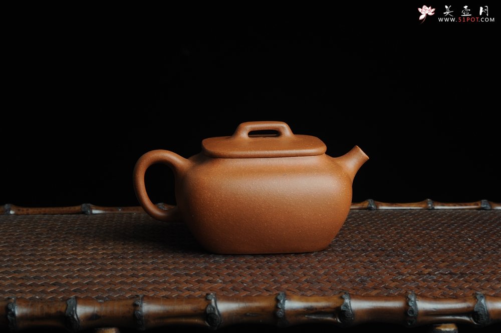 紫砂壶图片：美壶回馈 特惠小四方 一捺底 非常油润的降坡泥 - 宜兴紫砂壶网