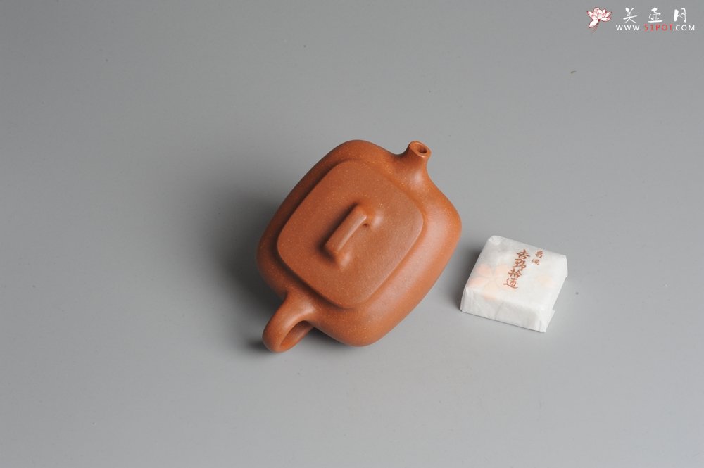 紫砂壶图片：美壶回馈 特惠小四方 一捺底 非常油润的降坡泥 - 宜兴紫砂壶网