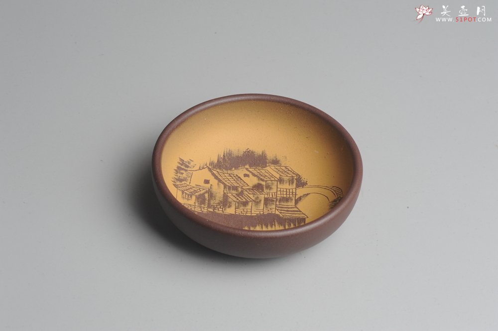 紫砂壶图片：美杯特惠 精品山水杯款式二 紫泥粉段泥 各不同^_^好玩 直径8.7cm - 宜兴紫砂壶网