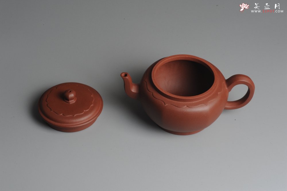 紫砂壶图片：美壶特惠 大气混方菱花 做工精湛 - 宜兴紫砂壶网