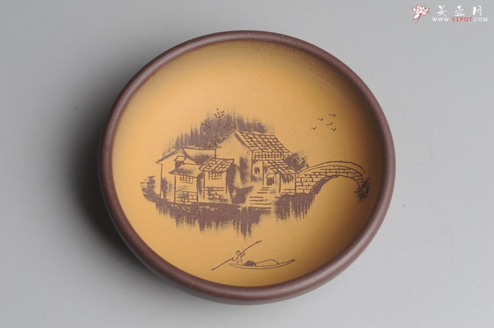 紫砂壶图片：美杯特惠 精品山水杯款式二 紫泥粉段泥 各不同^_^好玩 直径8.7cm - 宜兴紫砂壶网