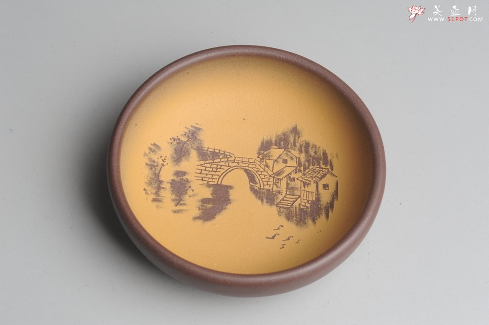 紫砂壶图片：美杯特惠 精品山水杯款式二 紫泥粉段泥 各不同^_^好玩 直径8.7cm - 宜兴紫砂壶网