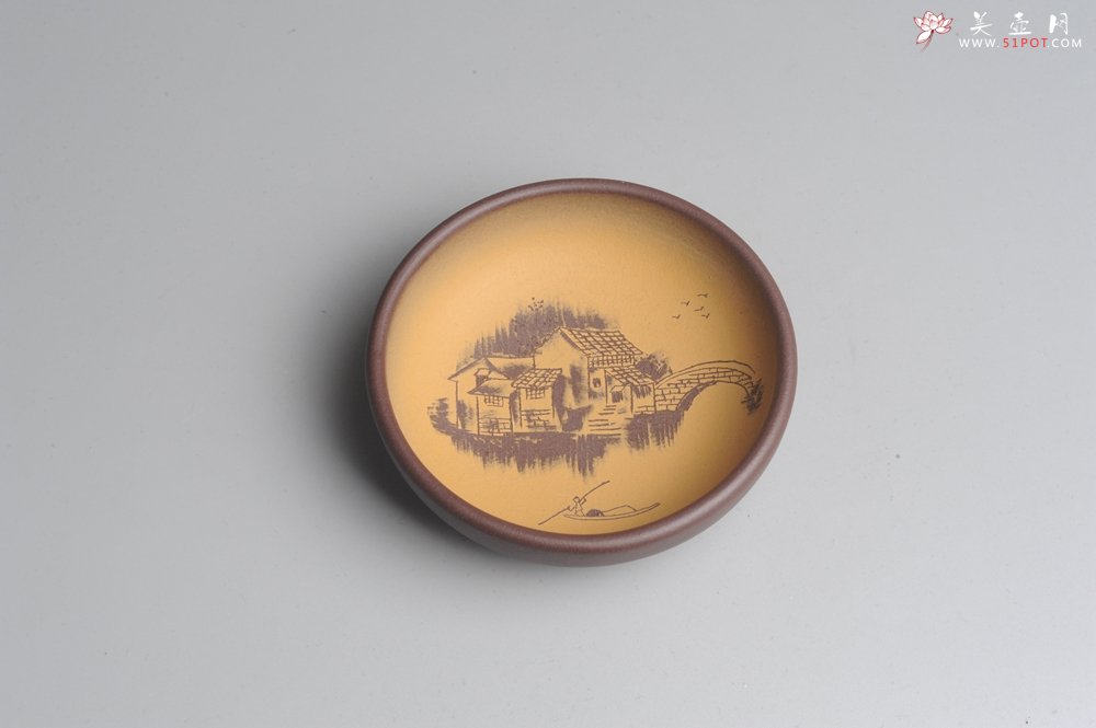 紫砂壶图片：美杯特惠 精品山水杯款式二 紫泥粉段泥 各不同^_^好玩 直径8.7cm - 宜兴紫砂壶网