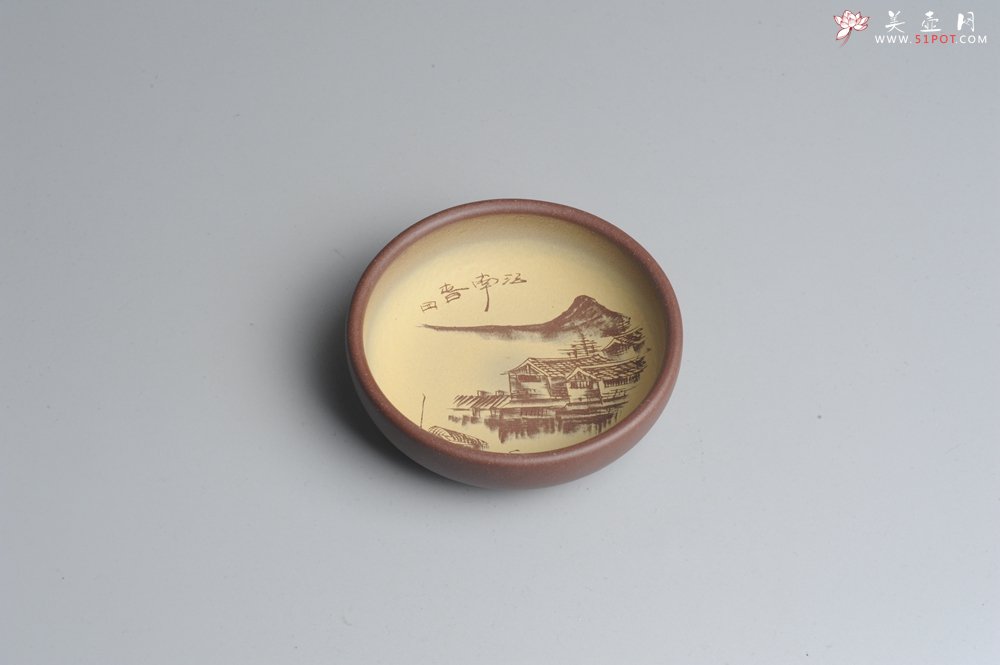 紫砂壶图片：美杯特惠 精品山水杯 醉江南 紫泥粉段泥 各不同^_^好玩 直径8.7cm - 宜兴紫砂壶网