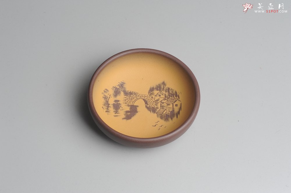 紫砂壶图片：美杯特惠 精品山水杯款式二 紫泥粉段泥 各不同^_^好玩 直径8.7cm - 宜兴紫砂壶网