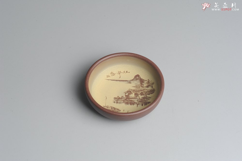 紫砂壶图片：美杯特惠 精品山水杯 醉江南 紫泥粉段泥 各不同^_^好玩 直径8.7cm - 宜兴紫砂壶网