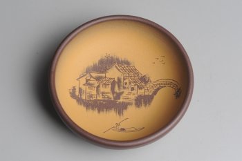 紫砂壶图片：美杯特惠 精品山水杯款式二 紫泥粉段泥 各不同^_^好玩 直径8.7cm - 宜兴紫砂壶网