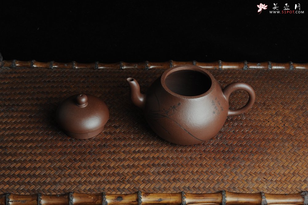 紫砂壶图片：美壶特惠 全手工精品秀雅高梨形 装饰兰草 - 宜兴紫砂壶网