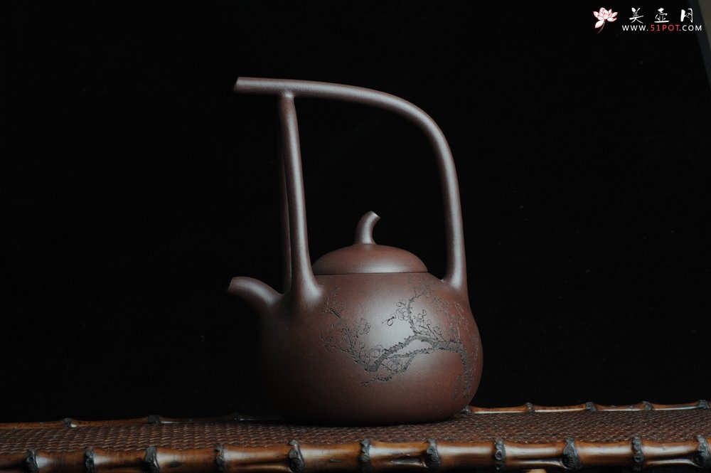 紫砂壶图片：全手工精品东坡提梁壶 难度大 精心装饰梅花 暗香袭来 - 宜兴紫砂壶网