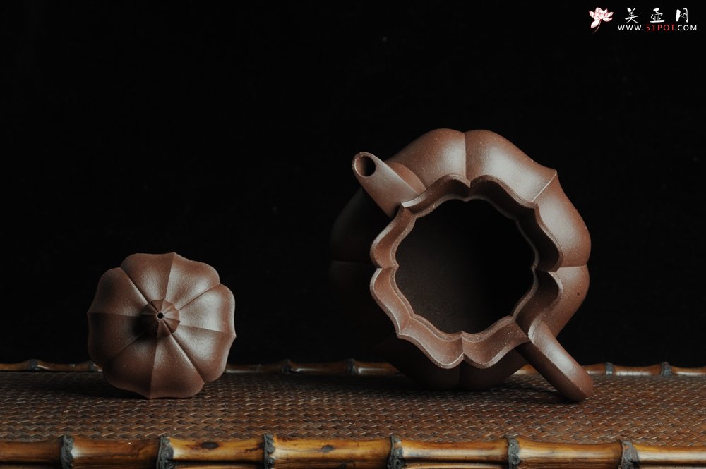 紫砂壶图片：优质紫泥莲花僧帽 线条干净利落 - 宜兴紫砂壶网