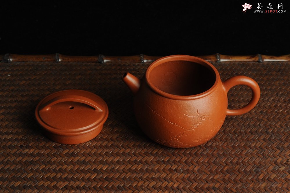 紫砂壶图片：优质赵庄朱泥全手工汉瓦 方健双刀文气装饰独钓寒江图 - 宜兴紫砂壶网