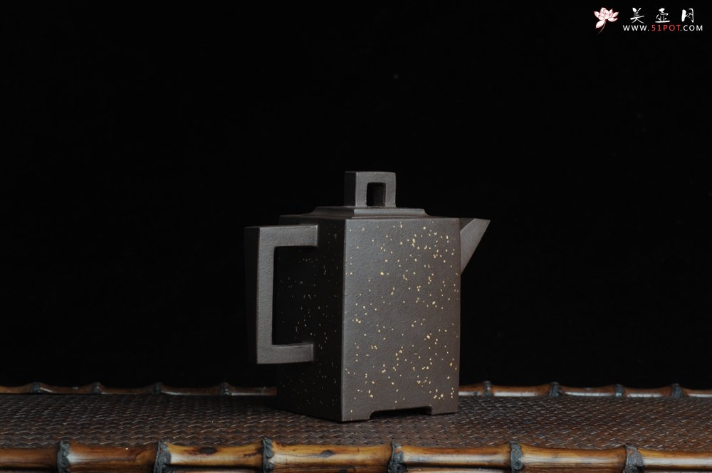 紫砂壶图片：美壶特惠 全手工四方镶制铺砂砖方壶 一气呵成 口盖 未整过口 不露砂 - 宜兴紫砂壶网