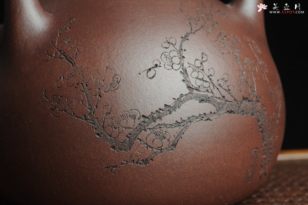 紫砂壶图片：全手工精品东坡提梁壶 难度大 精心装饰梅花 暗香袭来 - 宜兴紫砂壶网