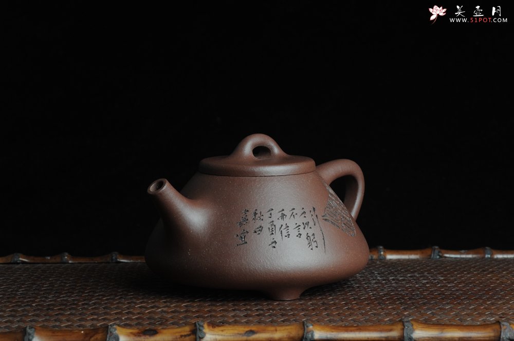 紫砂壶图片：优质紫泥 全手工摹古子冶石瓢 骨肉匀挺 桑宝安高徒孙嘉宜文气装饰 行之以躬 不言而信 - 宜兴紫砂壶网