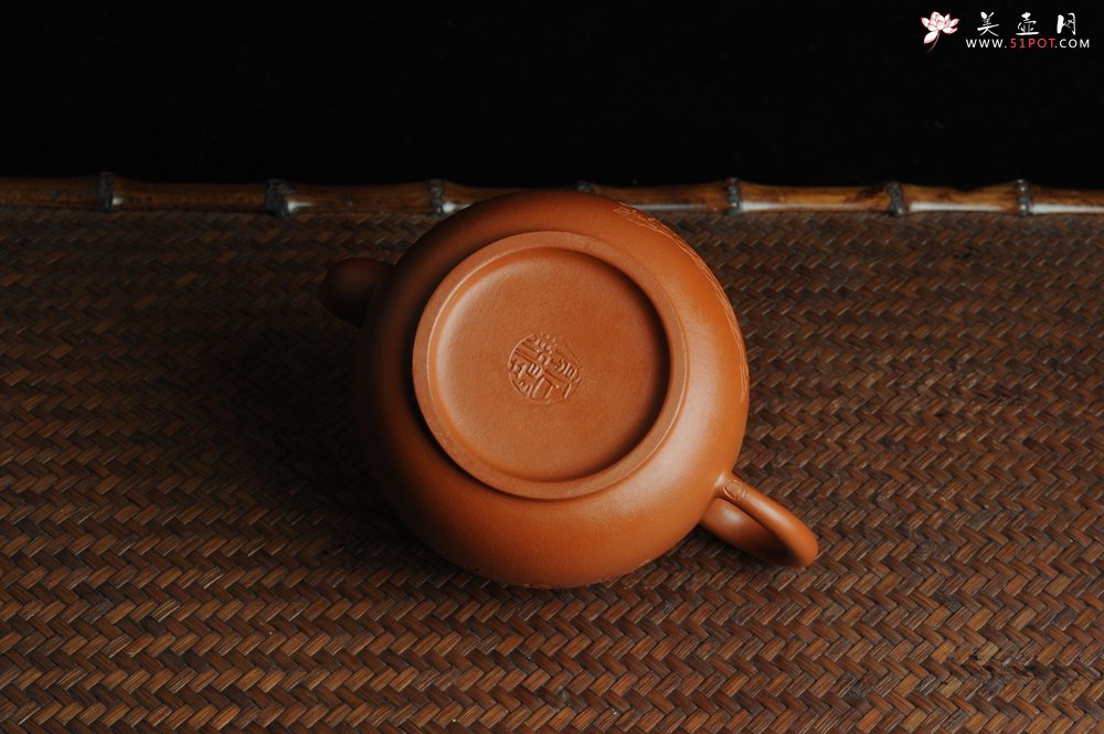 紫砂壶图片：优质赵庄朱泥全手工明式思裕  方健双刀文气装饰禅心图 - 宜兴紫砂壶网
