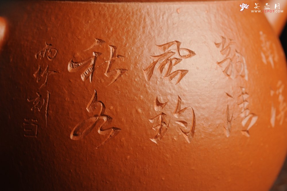 紫砂壶图片：优质赵庄朱泥全手工汉瓦 方健双刀文气装饰独钓寒江图 - 宜兴紫砂壶网