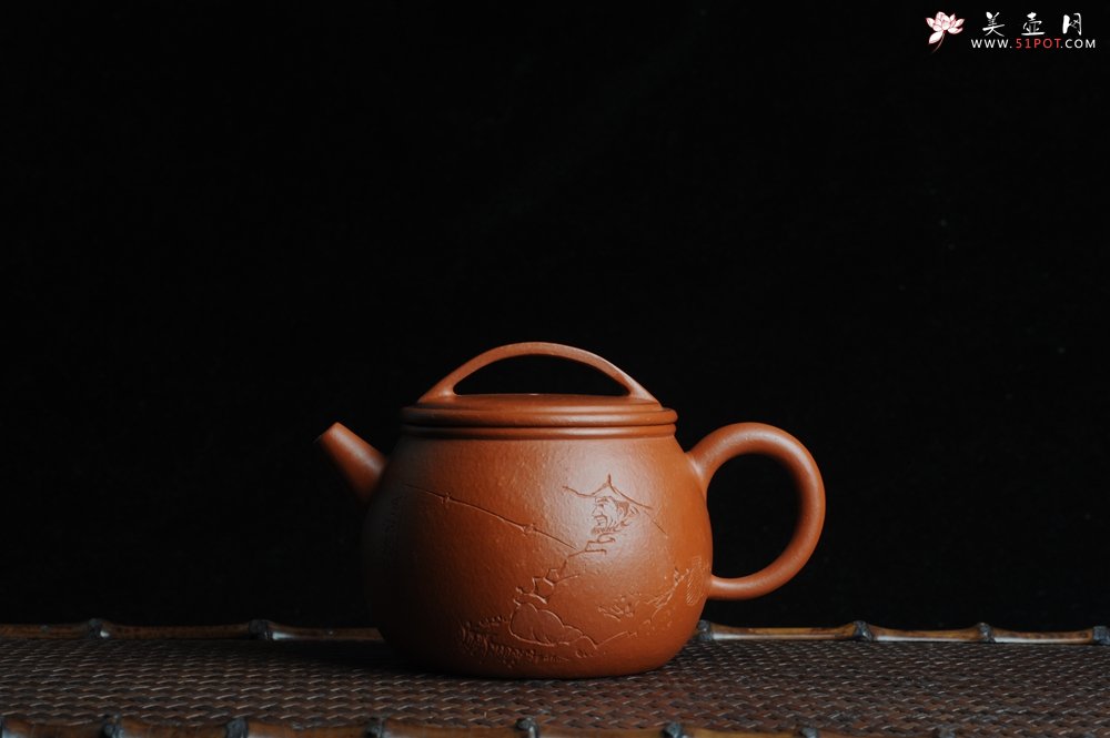 紫砂壶图片：优质赵庄朱泥全手工汉瓦 方健双刀文气装饰独钓寒江图 - 宜兴紫砂壶网