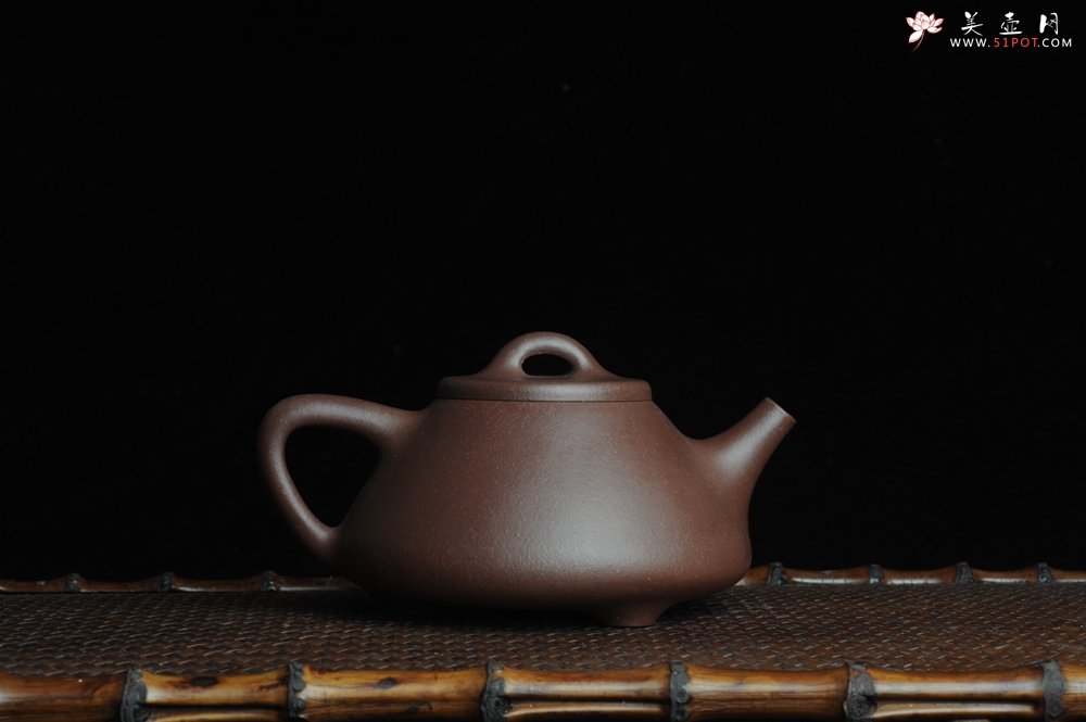 紫砂壶图片：优质紫泥 全手工摹古子冶石瓢 骨肉匀挺 桑宝安高徒孙嘉宜文气装饰 行之以躬 不言而信 - 宜兴紫砂壶网