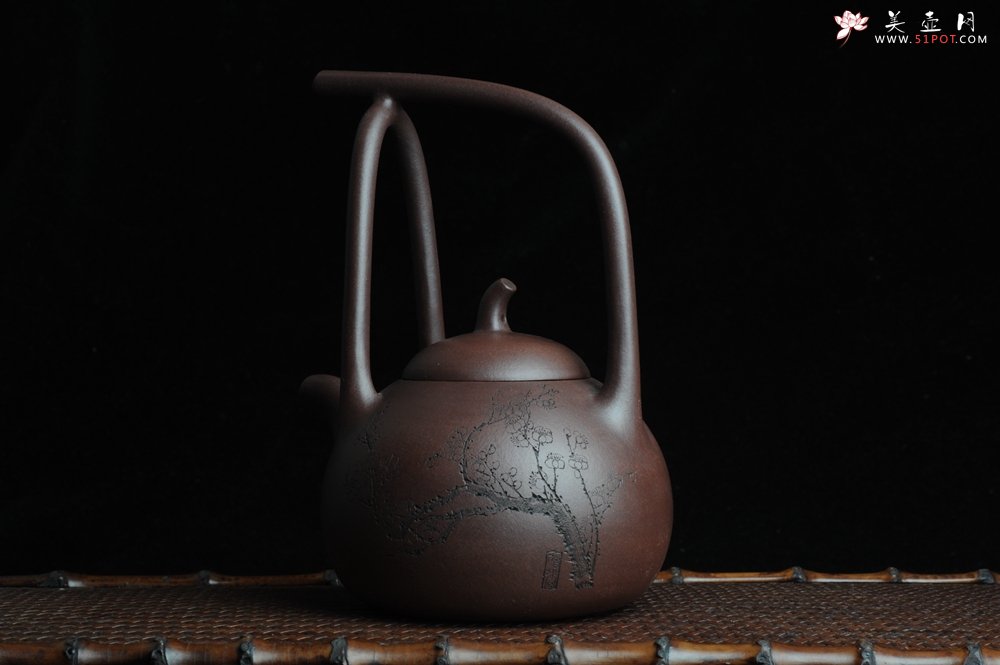 紫砂壶图片：全手工精品东坡提梁壶 难度大 精心装饰梅花 暗香袭来 - 宜兴紫砂壶网