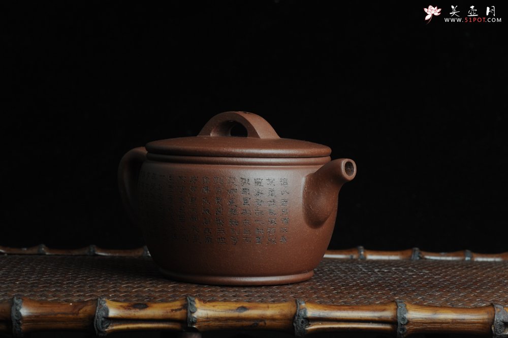 紫砂壶图片：美壶特惠 优质紫泥心经汉瓦 陈俊儒精心装饰 文气十足 - 宜兴紫砂壶网