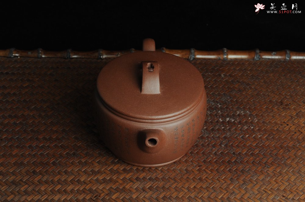 紫砂壶图片：美壶特惠 优质紫泥心经汉瓦 陈俊儒精心装饰 文气十足 - 宜兴紫砂壶网