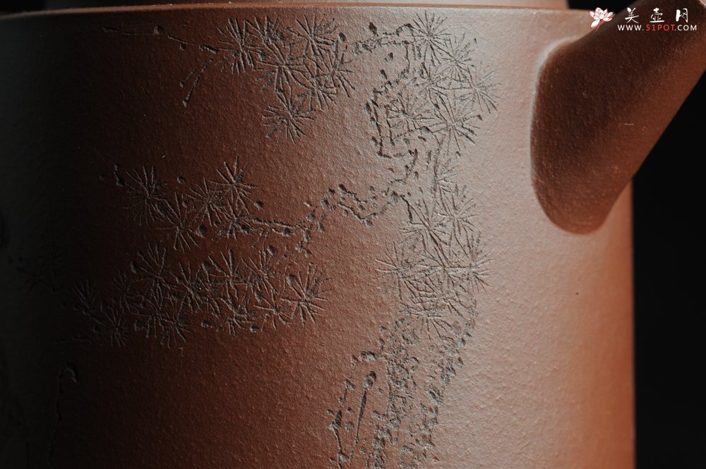 紫砂壶图片：美壶特惠 精品圆础 助工俞霞即兴装饰 品茶但得水山峡 美酒何须斗十千 - 宜兴紫砂壶网