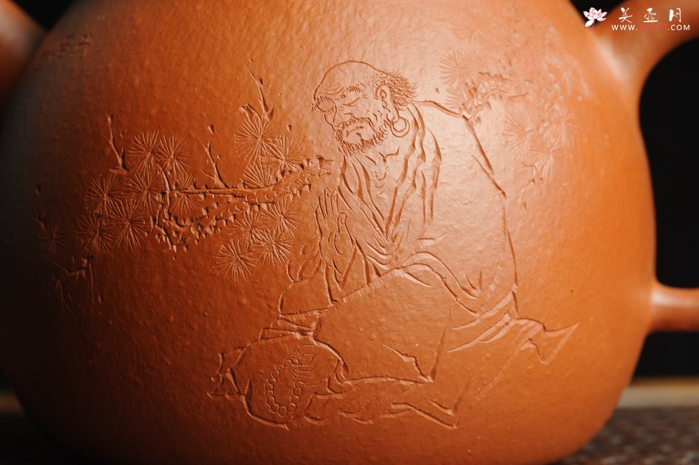 紫砂壶图片：优质赵庄朱泥全手工汉瓦 方健双刀文气装饰悟道罗汉图 - 宜兴紫砂壶网