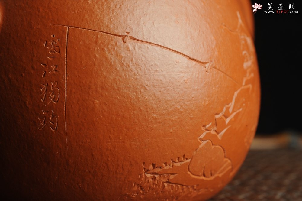 紫砂壶图片：优质赵庄朱泥全手工汉瓦 方健双刀文气装饰独钓寒江图 - 宜兴紫砂壶网