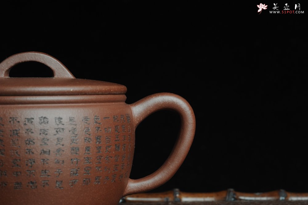 紫砂壶图片：美壶特惠 优质紫泥心经汉瓦 陈俊儒精心装饰 文气十足 - 宜兴紫砂壶网