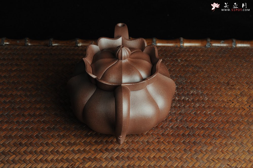 紫砂壶图片：优质紫泥莲花僧帽 线条干净利落 - 宜兴紫砂壶网