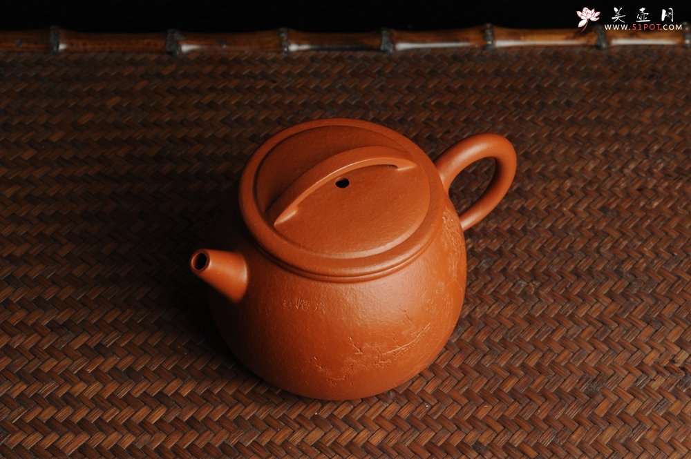 紫砂壶图片：优质赵庄朱泥全手工汉瓦 方健双刀文气装饰悟道罗汉图 - 宜兴紫砂壶网