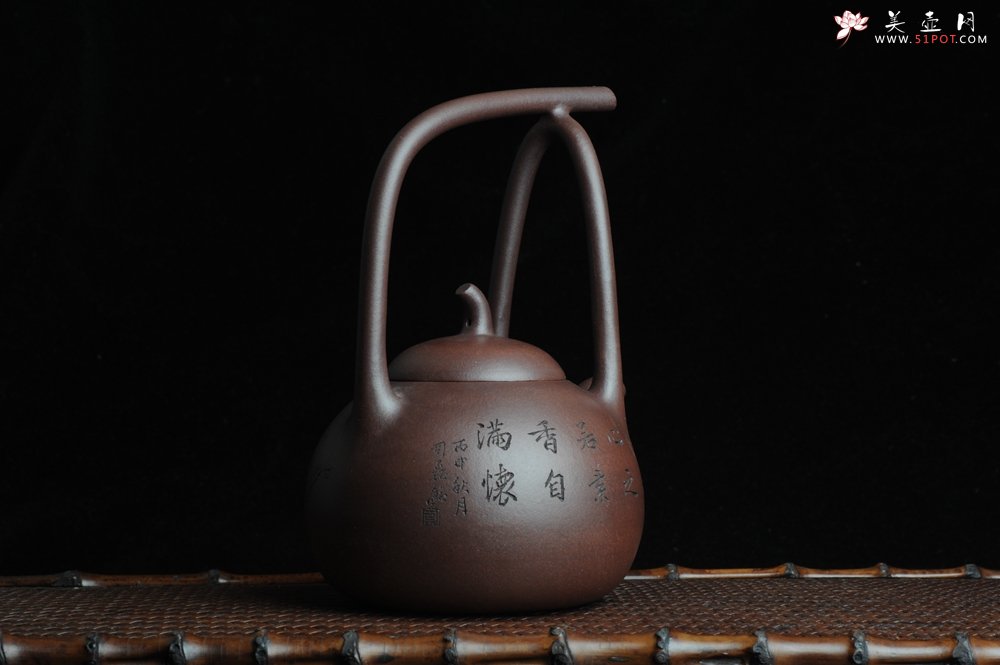 紫砂壶图片：全手工精品东坡提梁壶 难度大 精心装饰梅花 暗香袭来 - 宜兴紫砂壶网