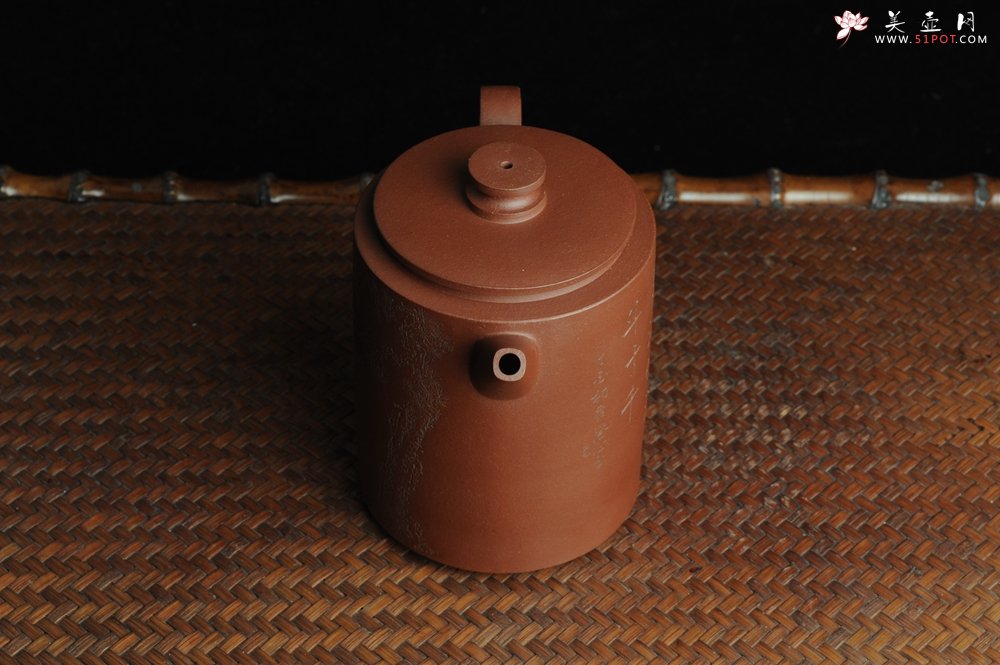 紫砂壶图片：美壶特惠 精品圆础 助工俞霞即兴装饰 品茶但得水山峡 美酒何须斗十千 - 宜兴紫砂壶网