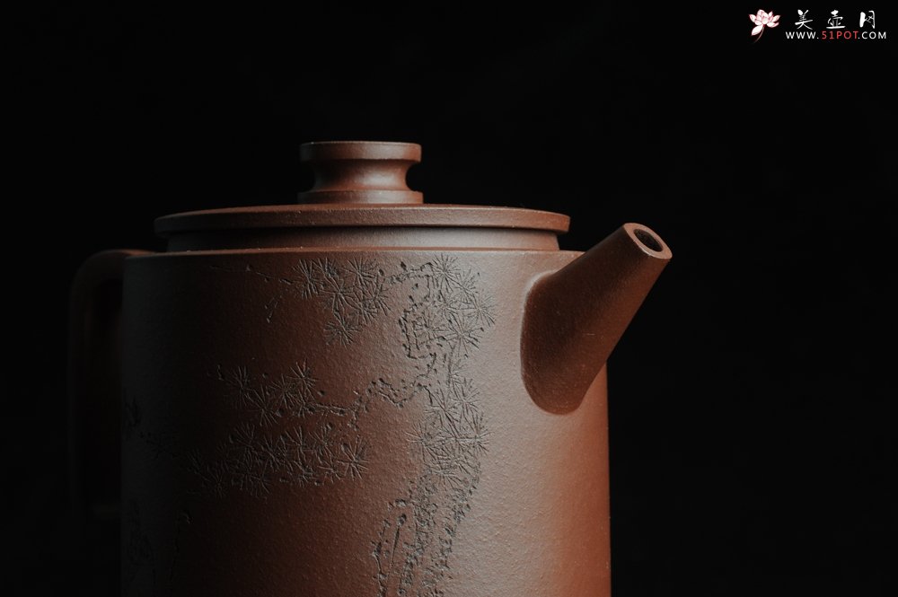 紫砂壶图片：美壶特惠 精品圆础 助工俞霞即兴装饰 品茶但得水山峡 美酒何须斗十千 - 宜兴紫砂壶网