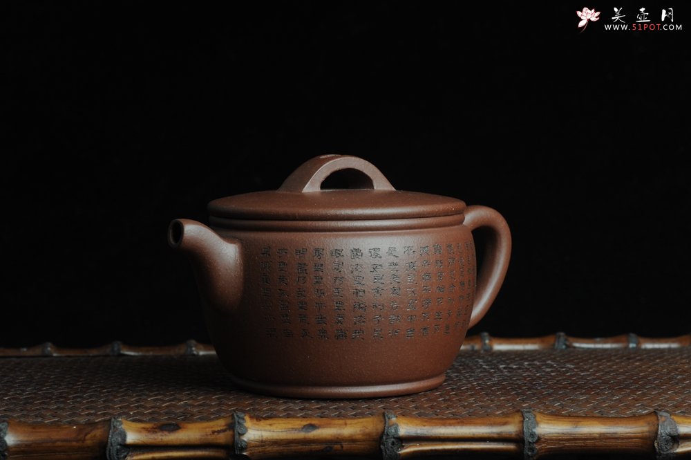 紫砂壶图片：美壶特惠 优质紫泥心经汉瓦 陈俊儒精心装饰 文气十足 - 宜兴紫砂壶网