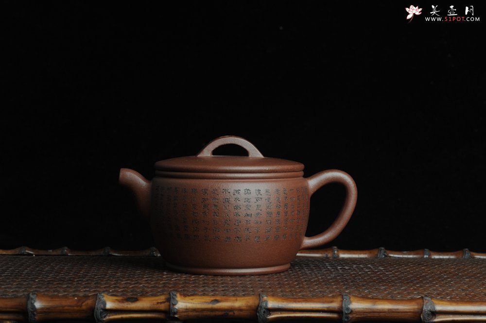 紫砂壶图片：美壶特惠 优质紫泥心经汉瓦 陈俊儒精心装饰 文气十足 - 宜兴紫砂壶网