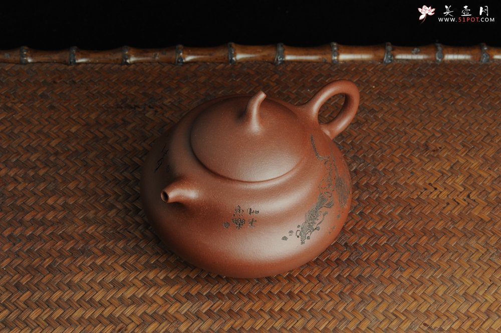 紫砂壶图片：美壶特惠 文气葫芦（福禄）壶 装饰游鱼之乐 - 宜兴紫砂壶网