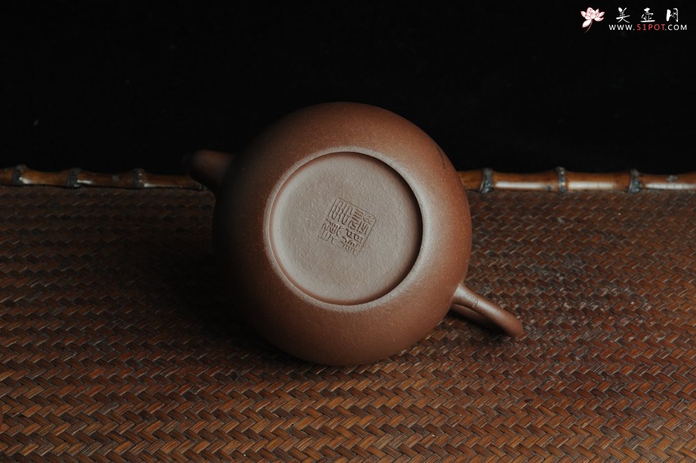 紫砂壶图片：美壶特惠 全手工精品秀雅高梨形 装饰兰草 - 宜兴紫砂壶网