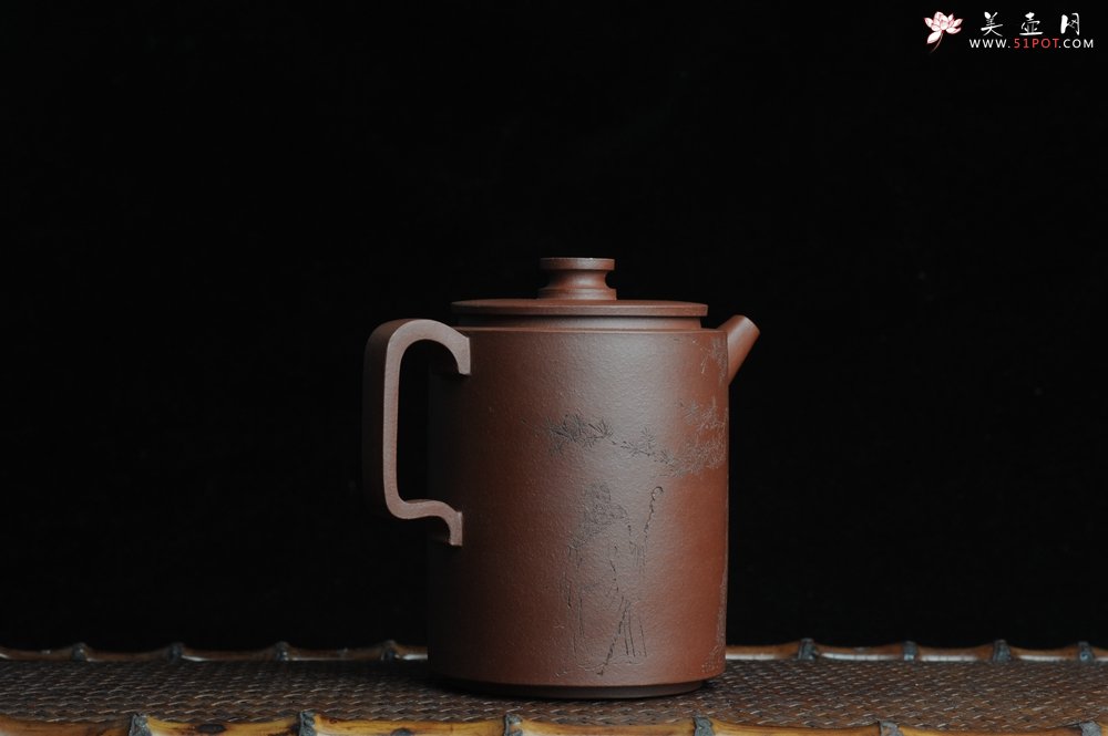 紫砂壶图片：美壶特惠 精品圆础 助工俞霞即兴装饰 品茶但得水山峡 美酒何须斗十千 - 宜兴紫砂壶网